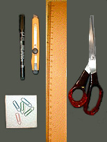 Materialübersicht: Styreneplatte, Stifte, Schere